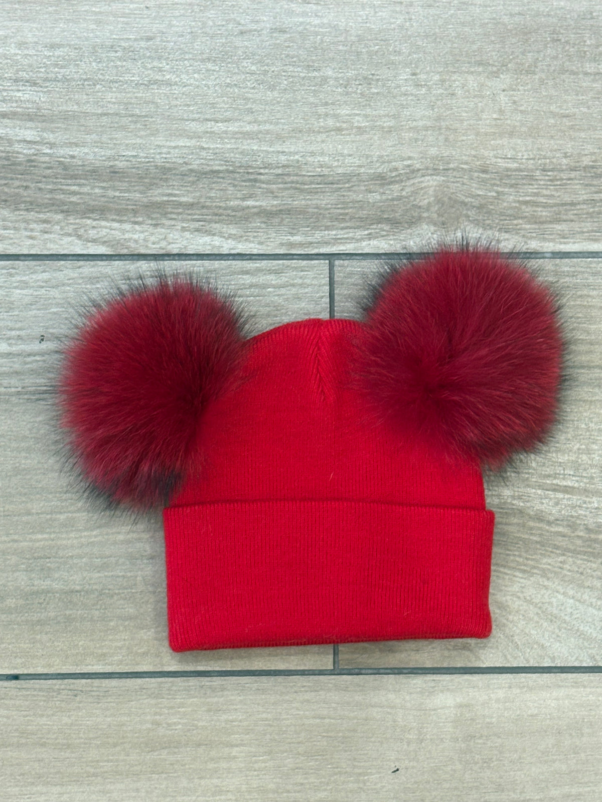 Cappello rosso doppio pon pon