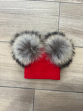Cappello rosso doppio pon pon