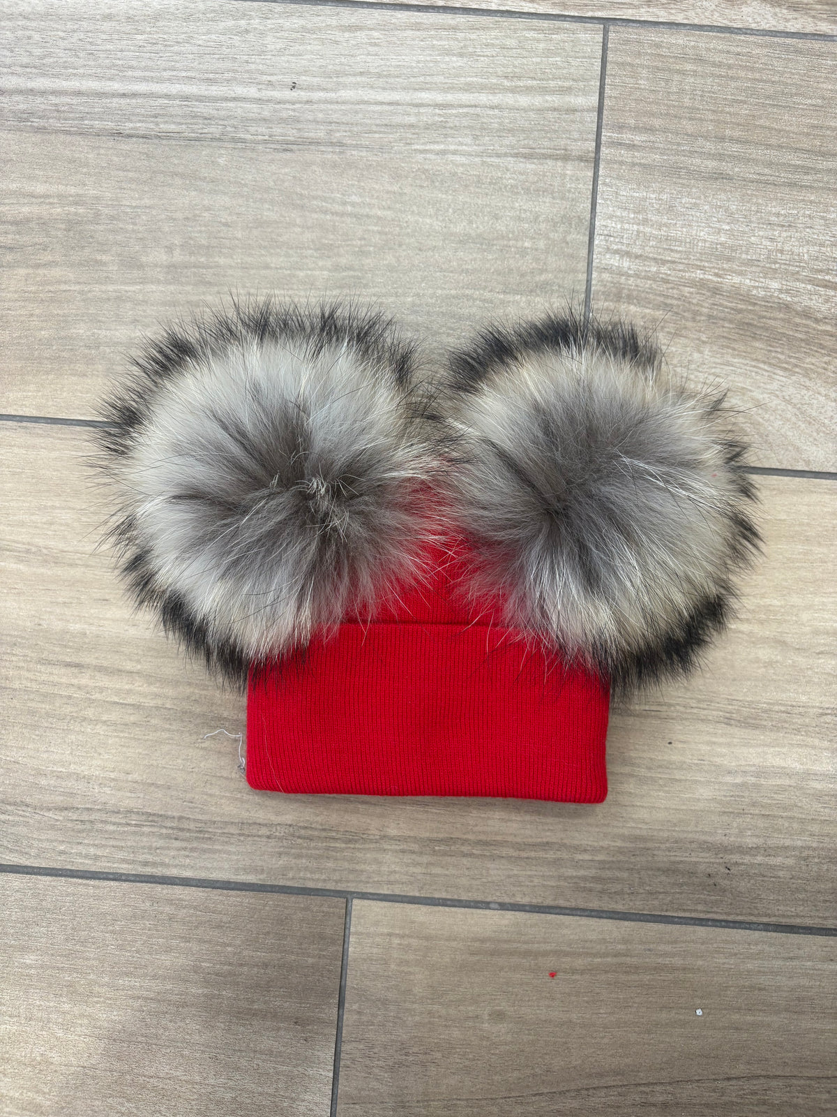 Cappello rosso doppio pon pon