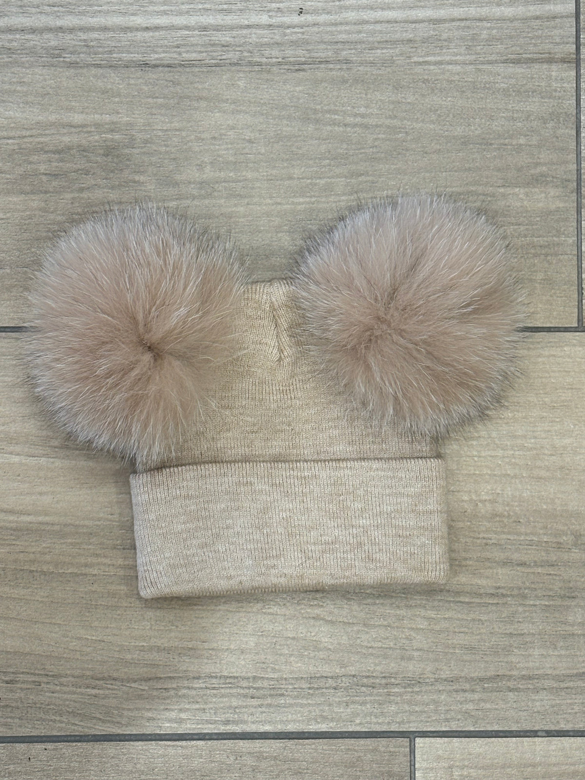 Cappello beige doppio pon pon