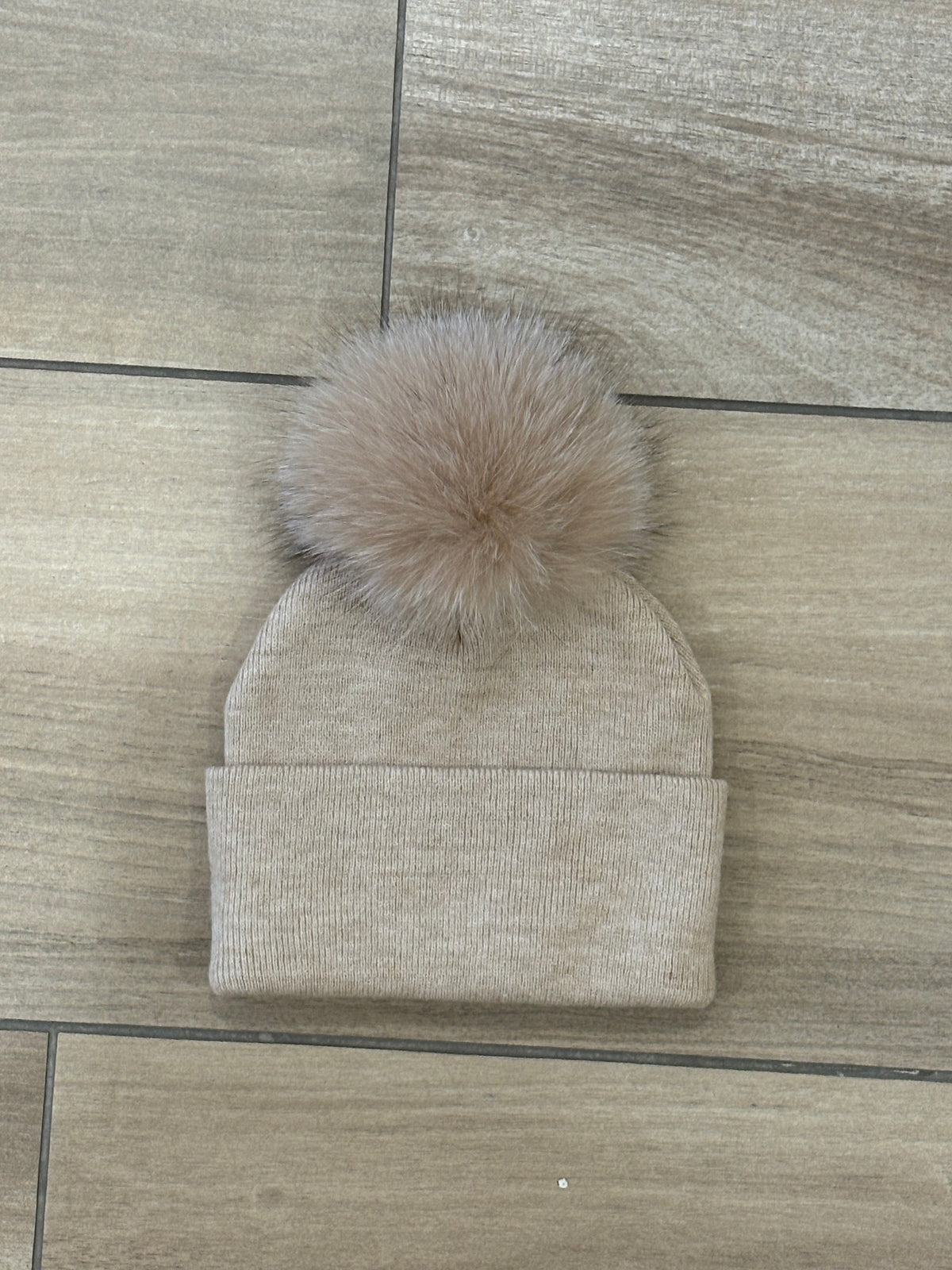 Cappello beige un pon pon