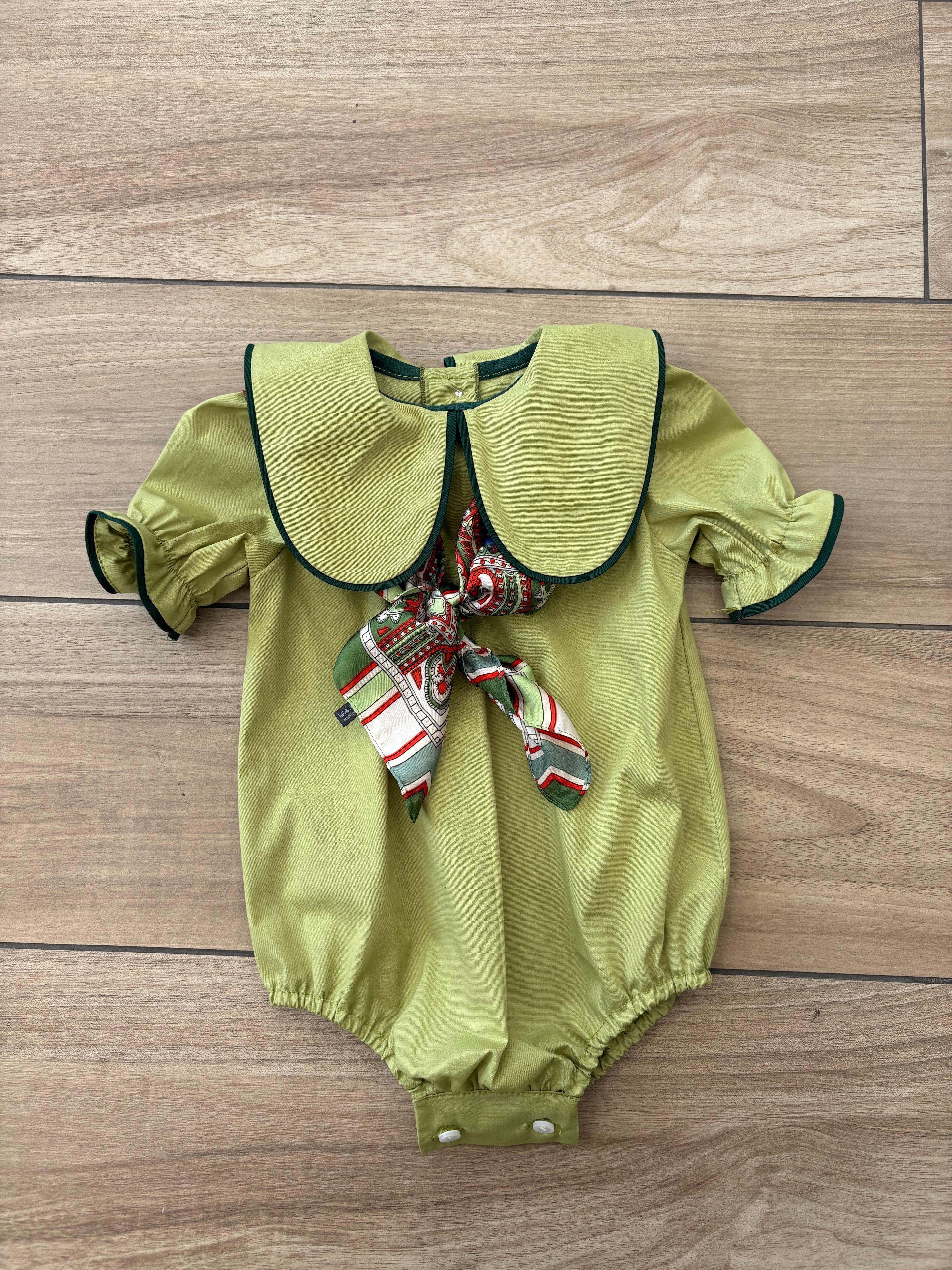 Pagliaccetto bicolore con foulard